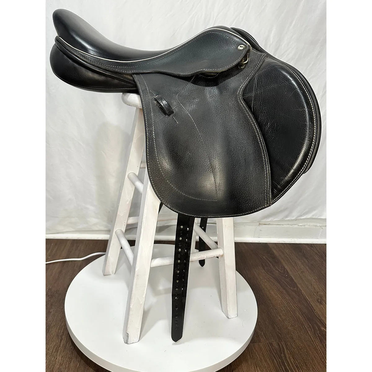 Black Country Solare 17 1/2" Used Close Contact Saddle