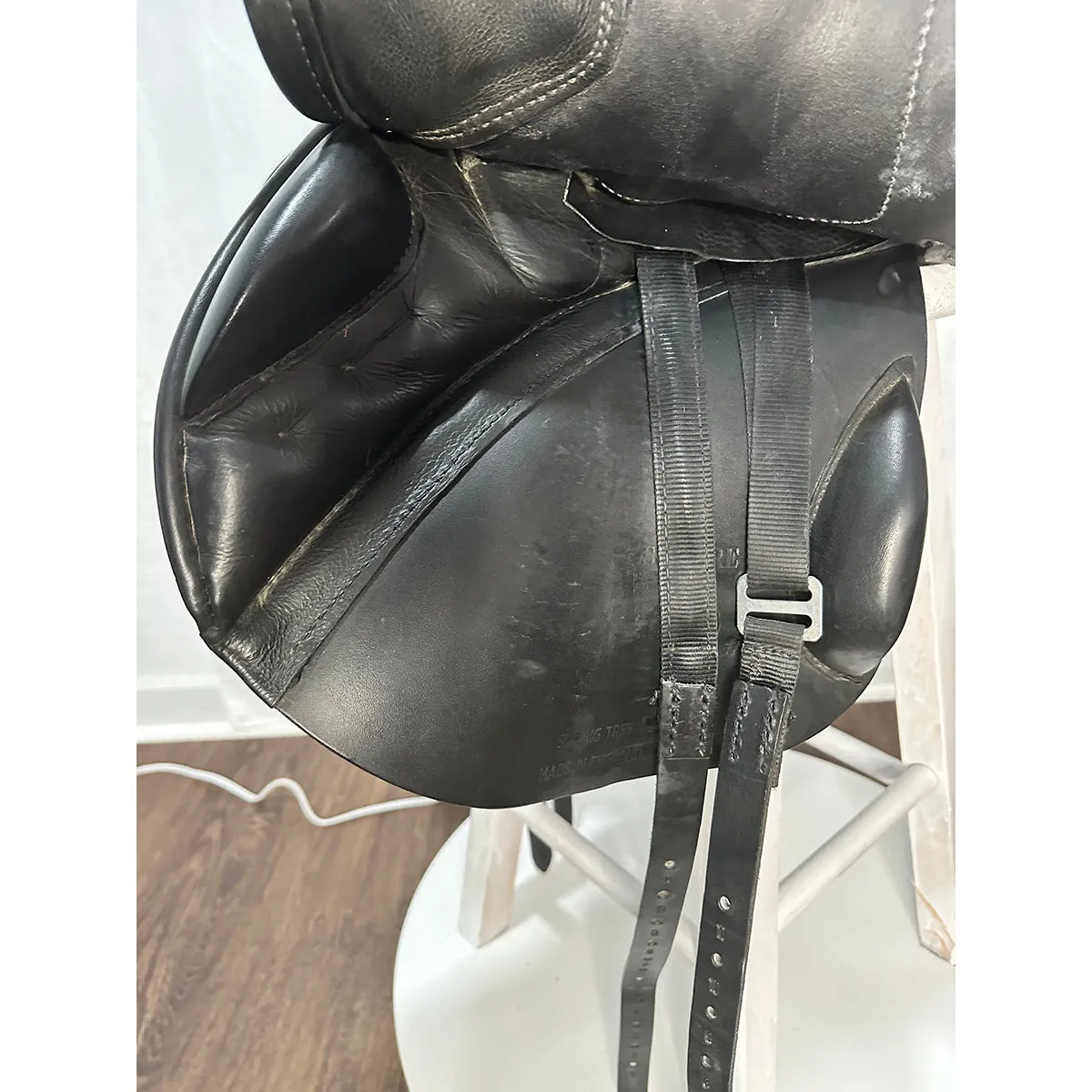 Black Country Solare 17 1/2" Used Close Contact Saddle